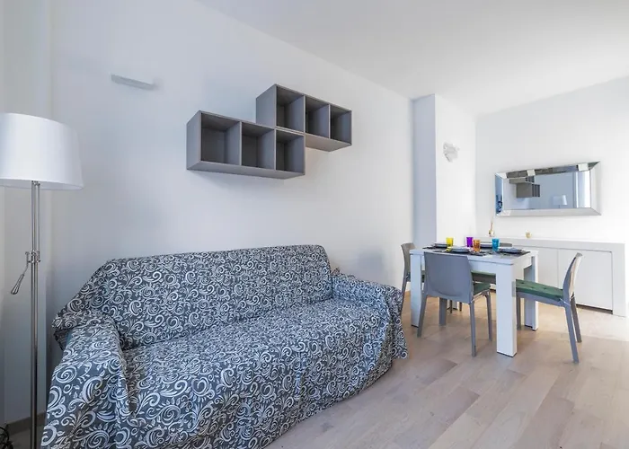 Guesthost - Milano Cosy Apt With Balcony!