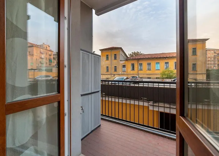 Guesthost - Milano Cosy Apt With Balcony!